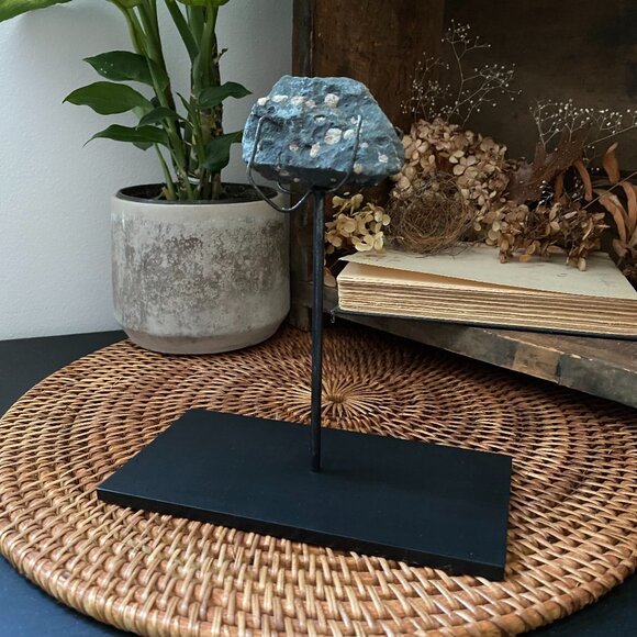 Black Metal Specimen Holder Crystal Stand Felt Base - Picture 1 of 5